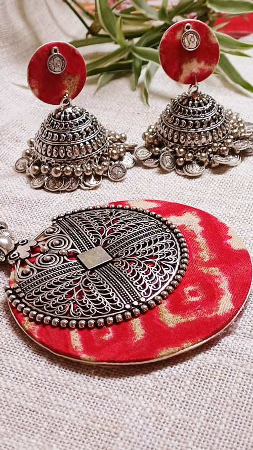 RED FEBRIC CHAIN PENDENT